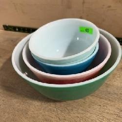 4 Pyrex Mixing Bowls Multicolor