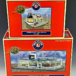 #114 Lot of 2 incl. Lionel Lines Hank's Ford Dealer NIB (Lionel #6-24113) and Lionelville Gas Statio