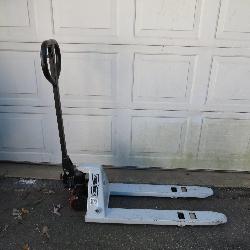 Roughneck Manual Pallet Jack, 2500-Lb Capacity