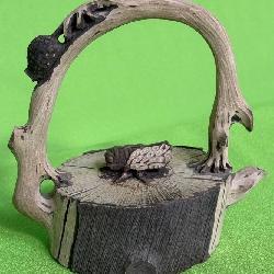 513