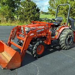 Kubota B2400 4WD Tractor w/ Loader & Snowblower – Low Hours