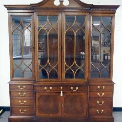 1185	HICKORY CHAIR HISTORICAL JAMES RIVER PLANTATION COLLECTION 6 DOOR, 9 DRAWER MAHOGANY 2 PART BRE